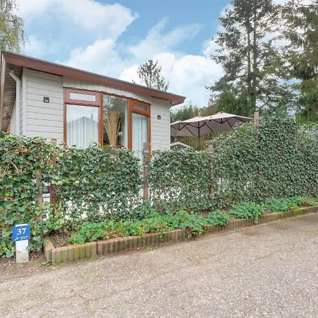 בקתה Delightful Chalet In With Garden