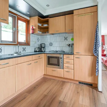 Delightful Chalet In With Garden פוטן