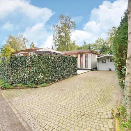 בקתה Delightful Chalet In With Garden