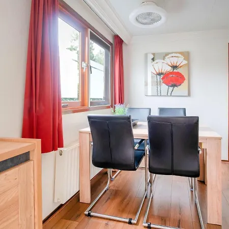בקתה Delightful Chalet In With Garden פוטן