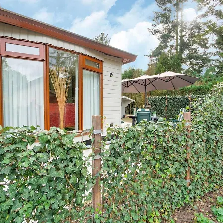 Delightful Chalet In With Garden בקתה *