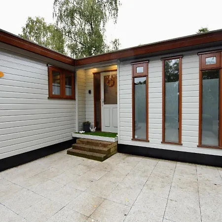 בקתה Delightful Chalet In With Garden פוטן
